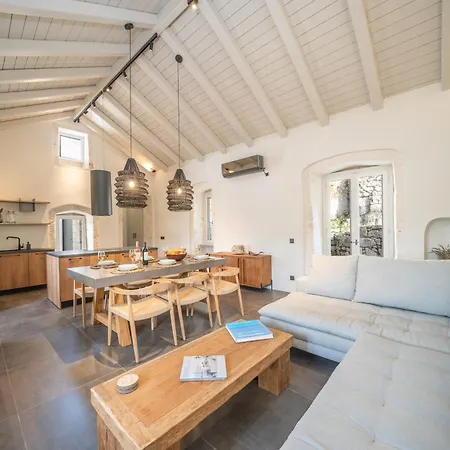 Nonna, 1800s House Renovated In 2023 Vila
